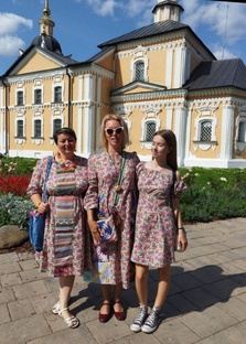 Ансамбль современных платьев с элементами традиционных декоративных приёмов