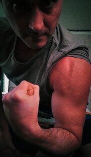 Большой бицепс благодаря большому трицепсу