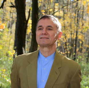 Поэт и музыкант Анатолий Пережогин читает свои стихи и переводы