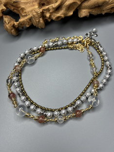 Сет украшений из кварца, вулканической лавы и гематита 