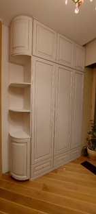 Шкаф распашной с радиусными фасадами , антресолью , ящиками и открытыми полками