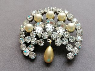 Бижутерия, значки, аксессуары, часы