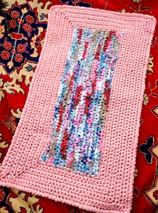 Ковер из неиспользованных тканей и полиэфирного шнура