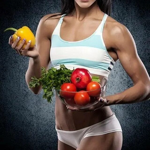 Арт спорт еду. Правильное питание и спорт. Правильное питание девушка. Здоровое питание спортсменов. Фитнес девушка с фруктами.
