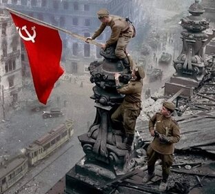 Первое Мая над Рейстагом  подняли знамя Победы 