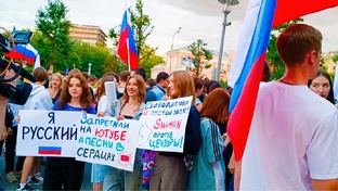 Певец Shaman устроил концерт у посольства США из-за блокировки в YouTube