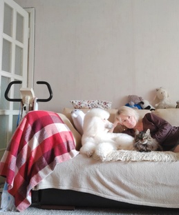 Трое на диване, считая собаку...