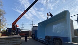 Доставка и разгрузка композитного бассейна