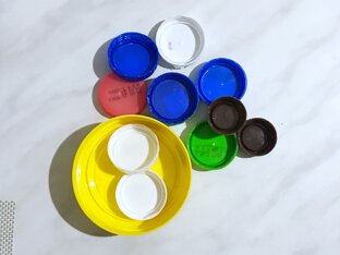 Из пластиковых крышечек