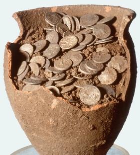 Археологические находки и клады.