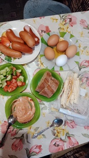 Утренний брифинг за вкусным столом.