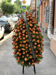 Купить ритуальные венки из живых цветов.