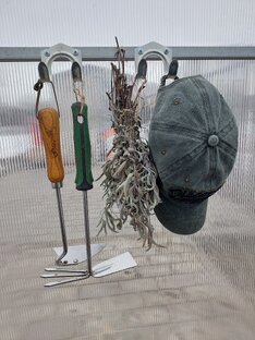 Организация хранения садового инвентаря и инструментов