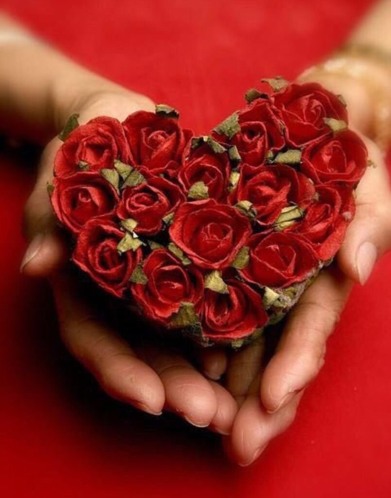 Объятия на ночь. Прекрасное чувство - любовь. Мужчина и женщина вместе. Любовь. Каждому любимый человек песня.