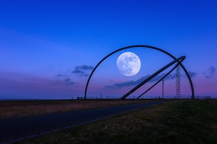 Horizontobservatorium - cмотровая площадка на вершине холма с 2 массивными аркам