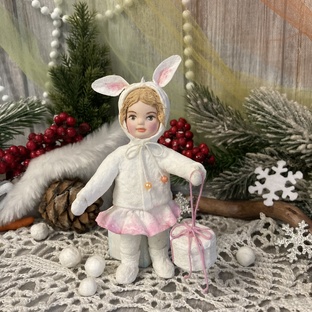 Девчушка Заюшка - очаровательный образ на новогодней елке