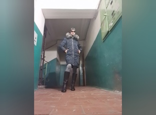 Alena и Боже в подъезде