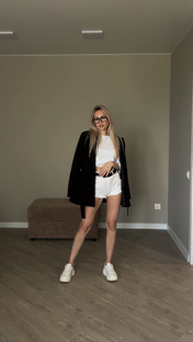 Стильный повседневный образ с белой базовой майкой