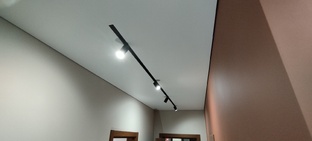 Шинопровод встроенный в натяжной потолок трековые светильники