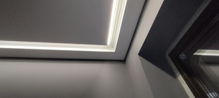 Встроенная гардина в натяжной потолок