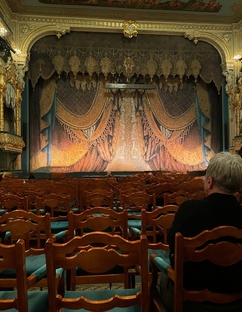 Часы в театре 