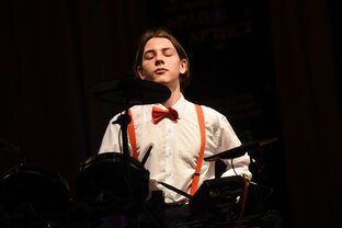 Пётр барабанит