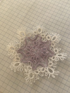 Снежинки в технике фриволите.