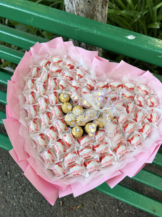 Букеты из конфет Raffaello 