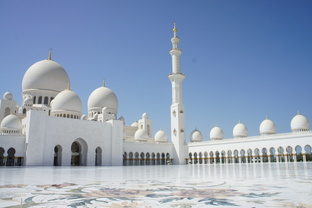 1. ОАЭ (Объединённые Арабские Эмираты)