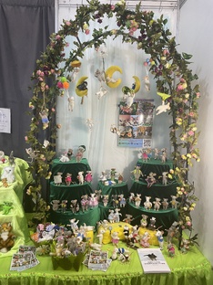 Мышки на выставке мишек и кукол на Тишинке в Москве. 