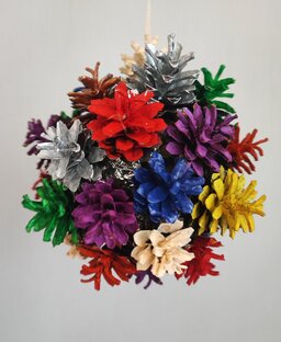 Поделки из шишек и пластилина.