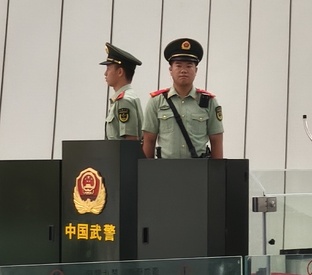 Китай-2025: Два лаовая посередине Китая