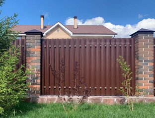 Заборы из евроштакетника