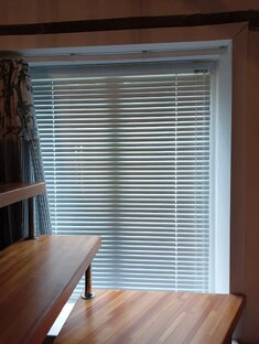 Горизонтальные алюминиевые жалюзи 