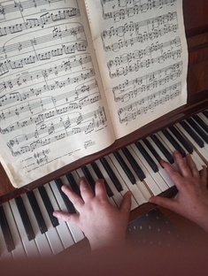Я играю на фортепиано 🎹