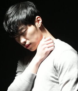 Шихён, 20 лет, красавчик, бездельник, мамина корзиночка, безнадёжно...