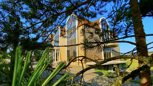 Большой дом на берегу Ладоги