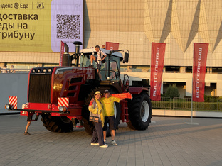Футбол.Трактор. Дед с лентой "Лучший тракторист" 