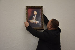 Политик вне политики