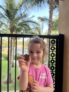 Эля учит английский с 0 лет. 