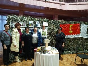 На благотворительном концерте.