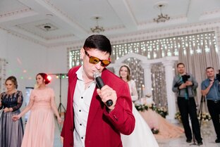 Исполнение разных песен в микрофон