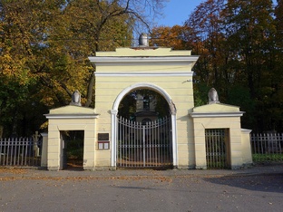 "Литераторские мостки" - главный некрополь российской и советской интеллигенции.