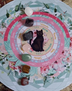 Гадание на камнях, рунах и маятнике