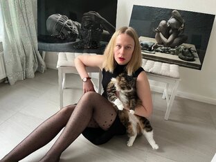 Здесь Сморагдова громко сплетничает за искусство