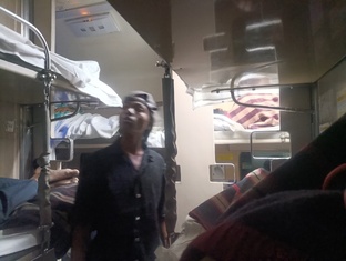 Где можно за 5$ попасть в театр, на рынок и в гости к местным? В индийском поезд