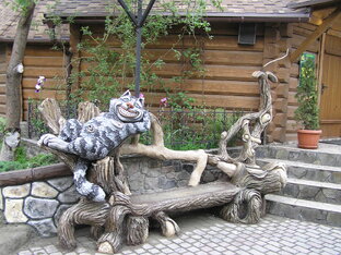 Клумбы, лавки и вазоны.