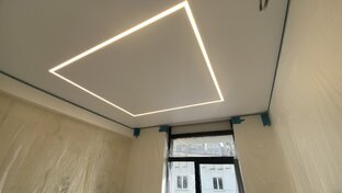 Натяжные потолки со световыми линиями 