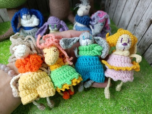 Аксессуары и одежда для маленьких игрушек)