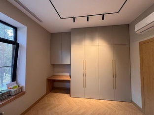 Вместительный шкаф совмещенный со столом и пеналом